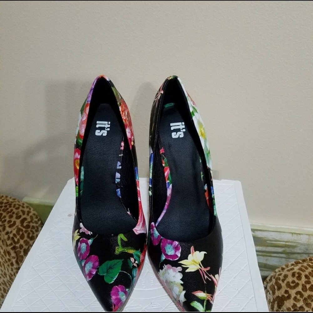 Reposh**Beautiful floral pumps**bummed, too small